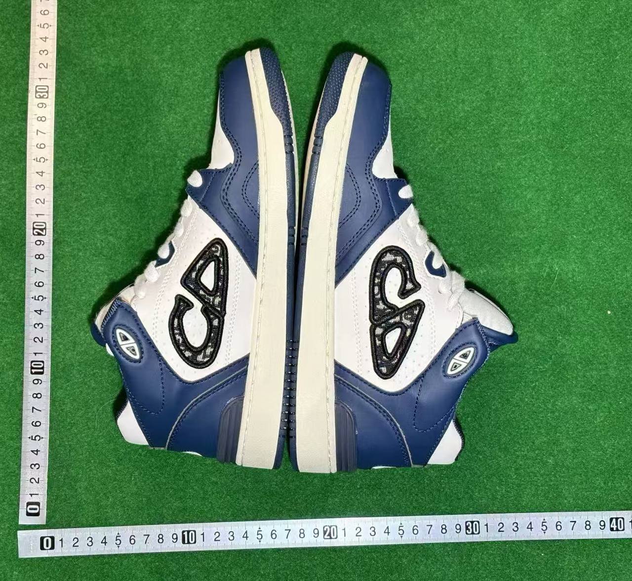  Dior Unveils Retro B57 Leather Sneakers [1 style]