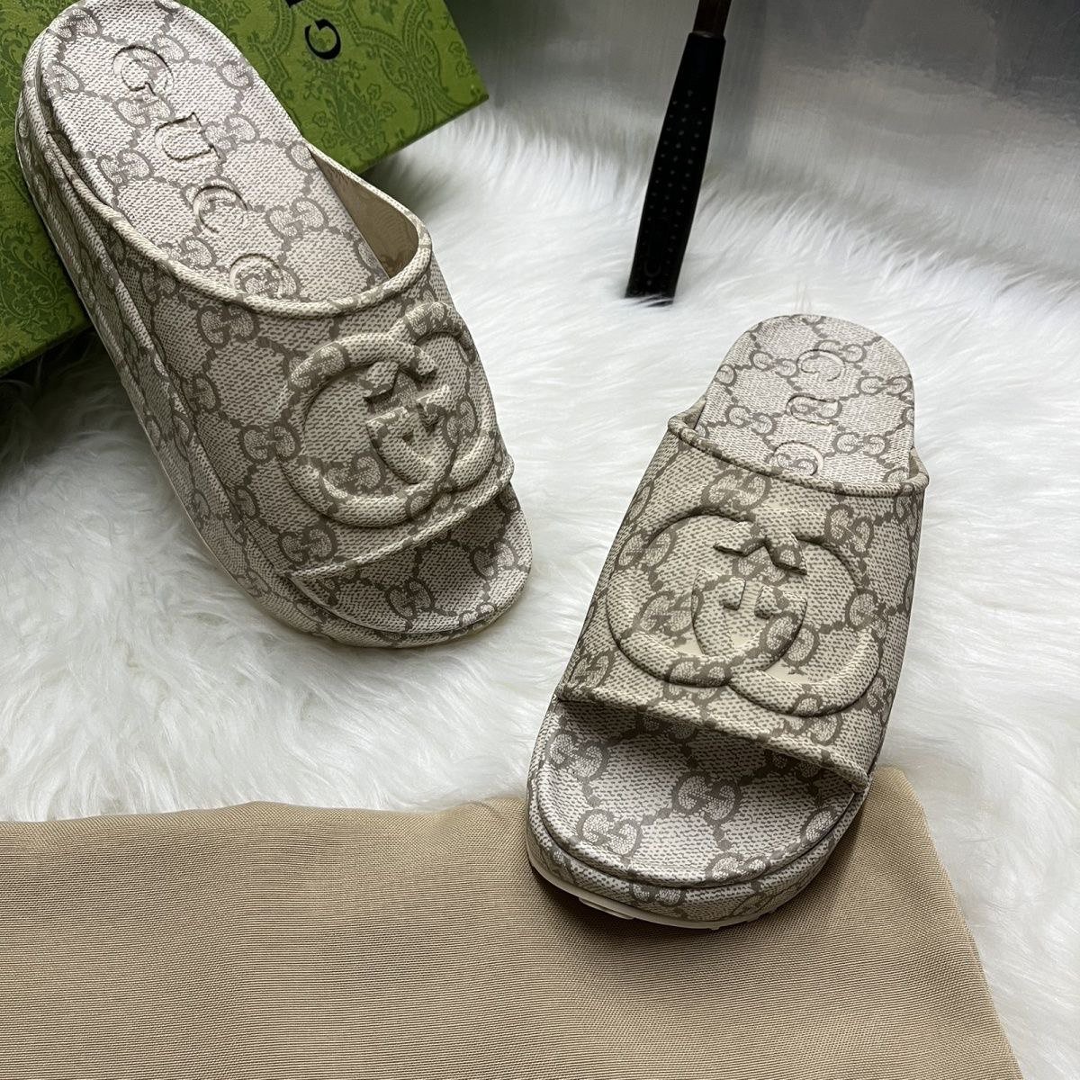 Gucci GG Supreme Slippers