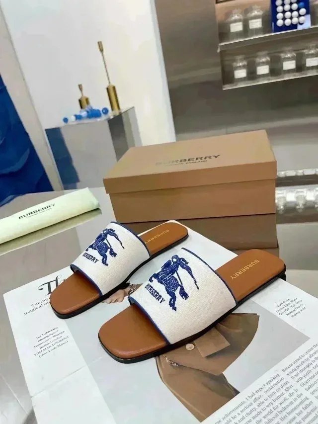 Gucci GG Supreme Slides [38 styles]
