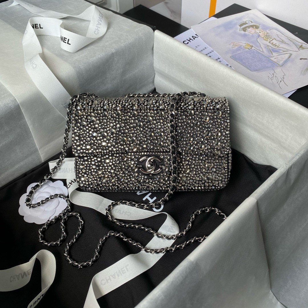 Chanel 25P Kelly Handbag [40 styles]