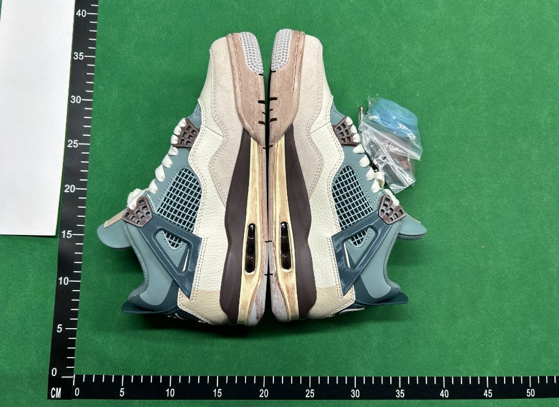 Air Jordan 4  (40 CP)