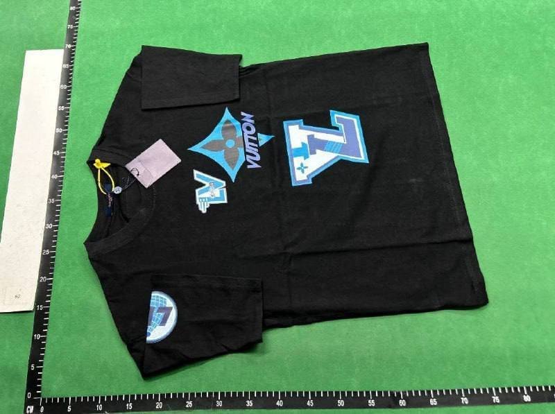  Louis Vuitton tee  