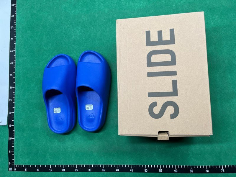  Yeezy Slides