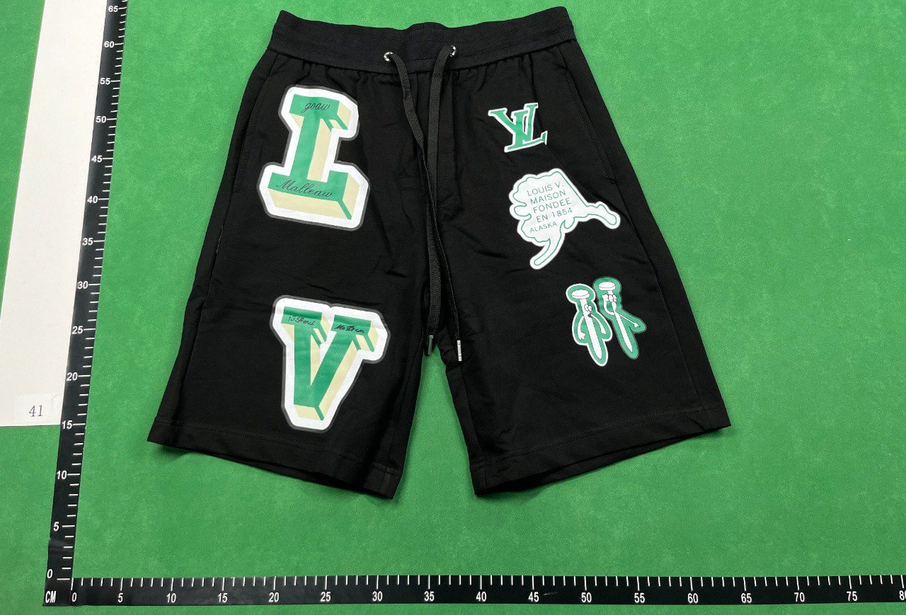 Louis Vuitton shorts  (40 CP)