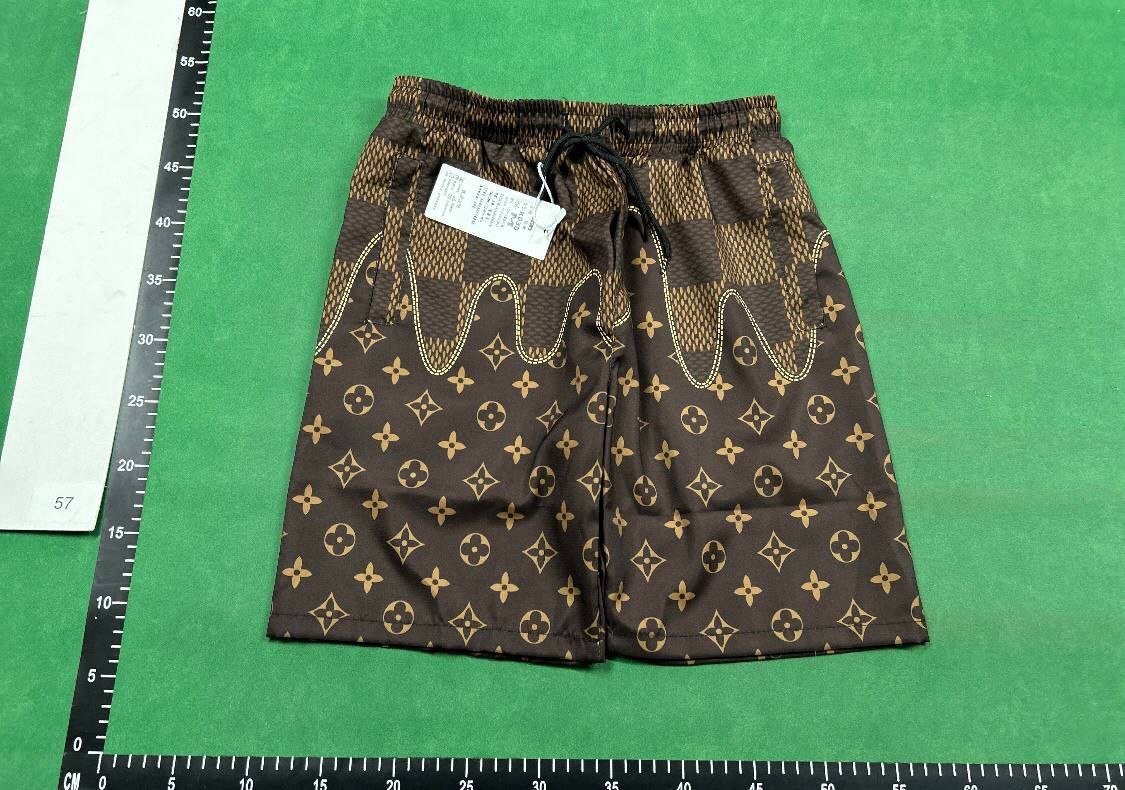 Louis Vuitton shorts  (40 CP)