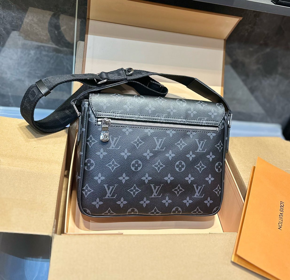  Louis Vuitton crossbody bag