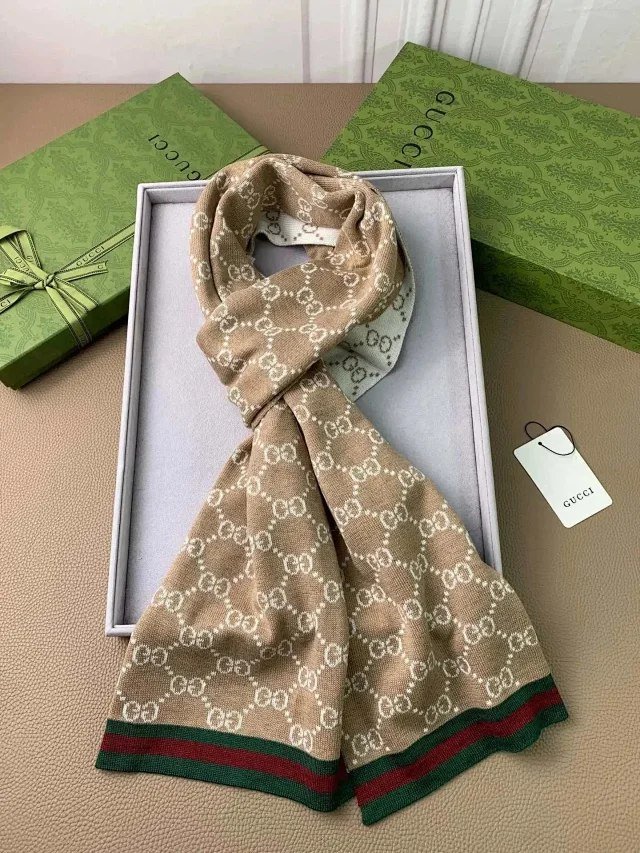 GUCCI Scarves, Silk scarves（2 CP)