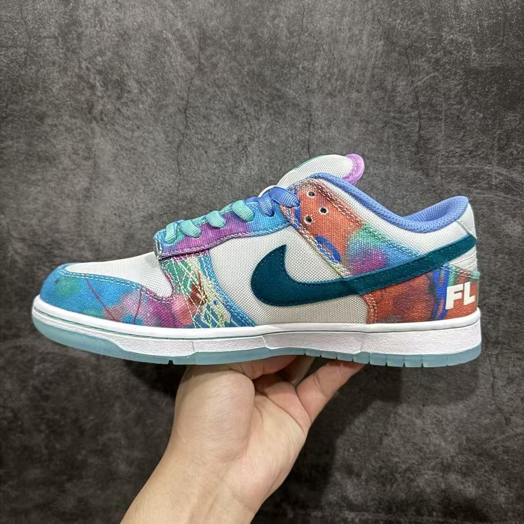 futura laboratories x nike sb dunk low