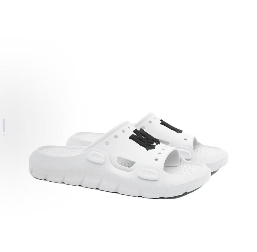 Fashion sandals and slippers